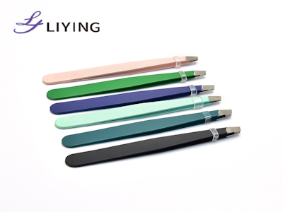 Идеальный взгляд в один миг с нашим клеем для ресниц